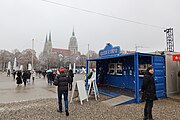 Stand Kasse & Info auf dem Wintertollwood Festival mit St. Paul im Hintergrund