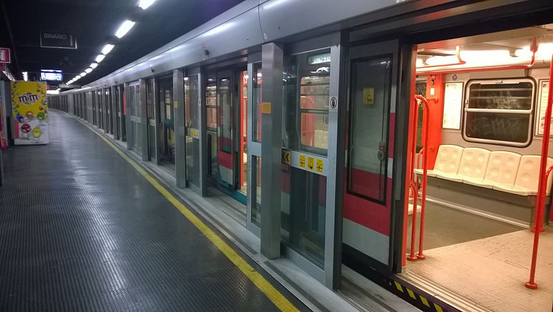 File:Stazione di Sesto 1º Maggio FS, treno sul binario 1.jpg