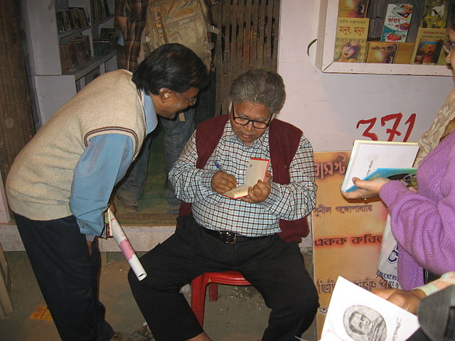 Sunil Gangopadhyay giving autographs to his fans in Kolkata Book Fair 2010