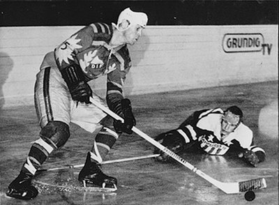 Tumba playing ice hockey in 1960.
