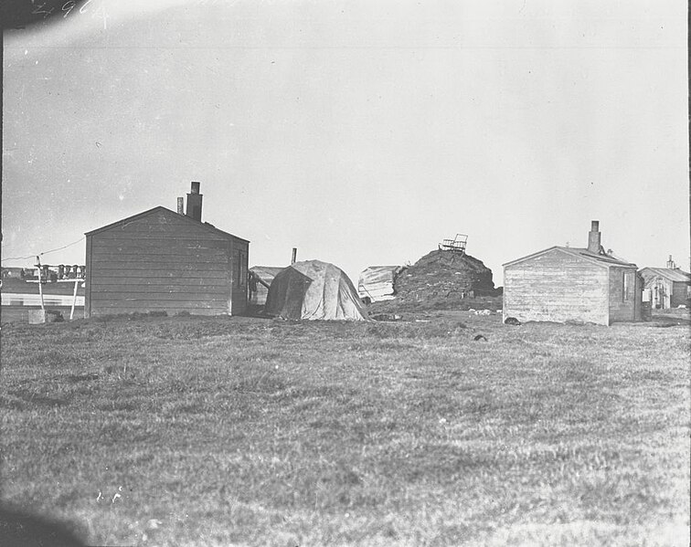 File:Tent and wood dwellings at Barrow (51399).jpg