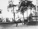 English: Temporary shelter by the Military Academy. Español: Campamento en los campos adyacentes a la Escuela Militar.