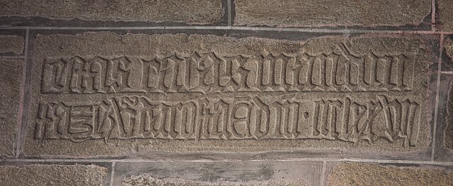 Mediaeval Galician inscription in a 14th-century house, in Noia: "ESTAS CASAS MANDOU FAZER VASCO DA COSTA, ERA DE MCCCLXXVII" These houses were ordere