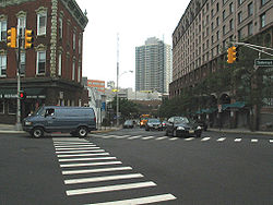 Križišče Somerset Street in Easton Avenue, pogled proti jugovzhodu