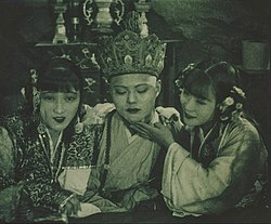 Кадр из фильма «Пещера шёлковой паутины» (1927)