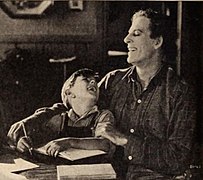 L'enfant acteur Newton Hall (1914–1971) et James Kirkwood dans une scène du film.