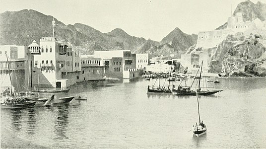 Old Muscat, 1904. Clădirea din stânga cu balcon este vechiul Palat Al-Alam, în stânga acestuia se află clădirea haremului