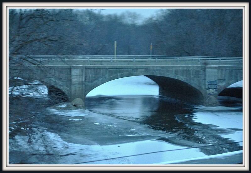 File:The partially frozen Des Plaines River Chicago (5343117675).jpg