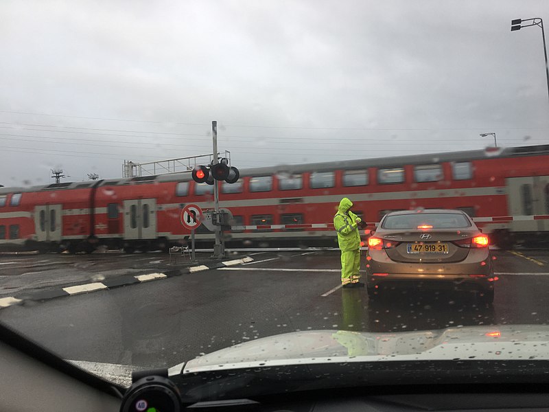 File:The train to Karmiel at the checkpoint on Route 784 (1).jpg