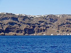 skalnaté pobřeží ostrova se sídly Manolas a Korfos
