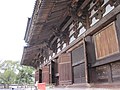 東寺金堂の三手先の挿肘木　和様の特徴である長押と併用されている(折衷様)
