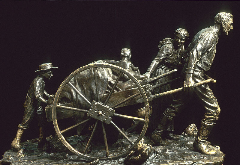 File:Torleif Handcart Monument bronze.jpg