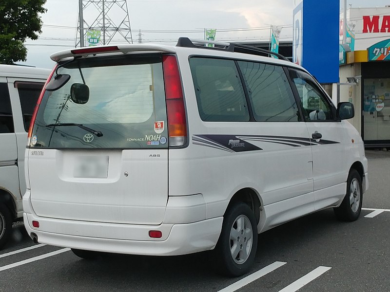 File:Toyota townacenoah sr40g roadtourer 1 r.jpg