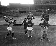 Training Nederlands elftal, gymnastiekoefeningen, Bestanddeelnr 907-3131 (cropped)