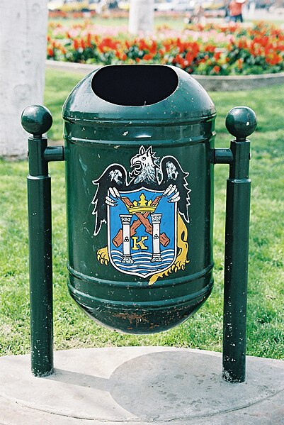 File:Trash bin Peru Trujillo Plaza de Armas.jpg