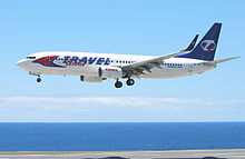 Un Boeing 737-800 à l'atterrissage sur l'aéroport de Funchal.