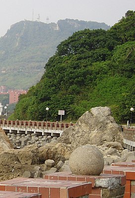 Gunung membayangi sebuah gedung sekolah