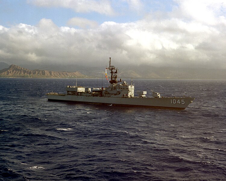 File:USS Davidson (FF-1045) underway off Diamond Head on 4 April 1986 (6405372).jpg