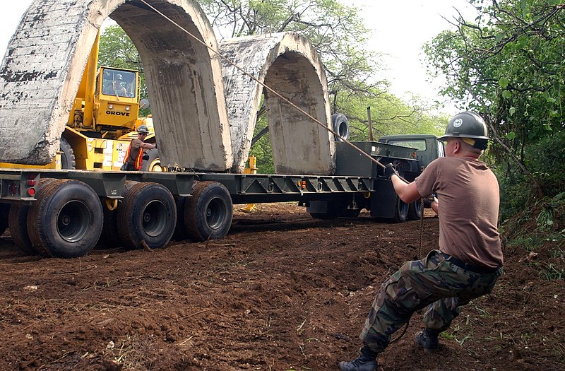 File:US Navy 040323-N-3019M-001 Equipment Operator Constructionman Jeff Glass helps to refurbish the Explosive Ordnance Disposal (EOD) range with the aid of a 40-ton cruiser crane.jpg