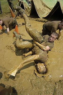 Соревнования по борьбе в грязи среди курсантов Военно-морской академии США