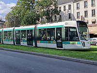 Un tram - Avenue Corentin-Cariou (Paris) - septembre 2021.jpg