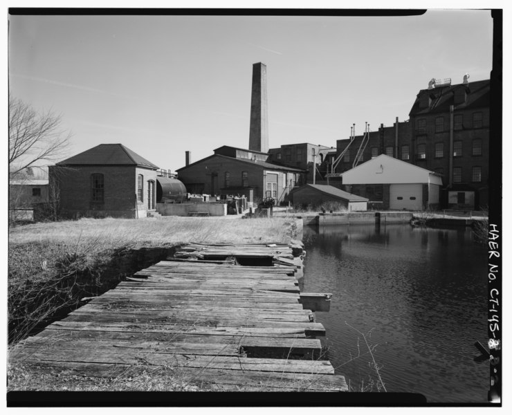 File:VIEW SOUTH, NORTH SIDE OF HYDROELECTRIC POWERHOUSE AT LEFT WITH BRIDGE OVER CANAL SPILLWAY IN FOREGROUND AND MILL COMPLEX IN BACKGROUND - Dayville Mills Hydroelectric Facility, HAER CONN,8-KILL,1B-2.tif