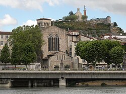 Vue partielle sur la ville et le Rhône depuis Saint-Romain-en-Gal, avec le sanctuaire de Pipet au sommet de la colline.