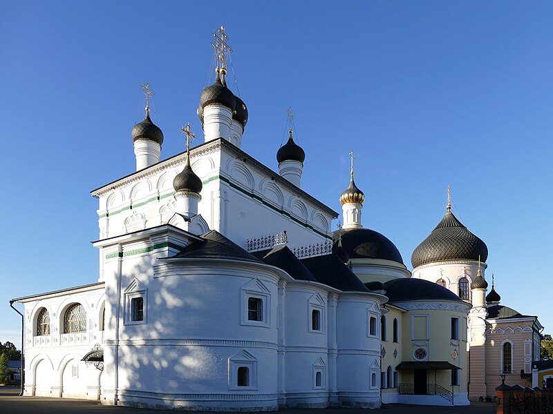 File:Voznesenskaya Davidova Pustyn - Cathedral of the Ascension, St Nicholas Church & Cathedral Of Our Saviour.jpg