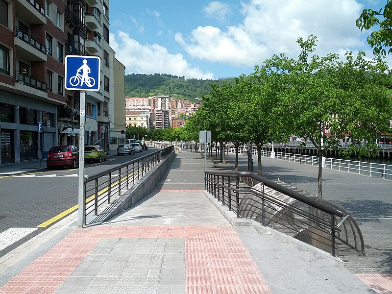 File:Walk bikes on ramp (18187889973).jpg