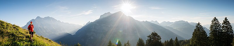 File:Wanderung zum Fronalpstock oberhalb Mollis in Glarus Nord, Kanton Glarus.jpg