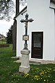 Čeština: Kříž u kaple v Jetřichovci, Pacov, okr. Pelhřimov. English: Wayside cross near chapel in Jetřichovec, Pacov, Pelhřimov District.