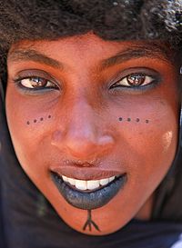 Kifestett bororo törzsi (fulbe) lány