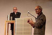 Fullt på Litteraturhuset! Thomas taler, Finn lytter - og omvendt.