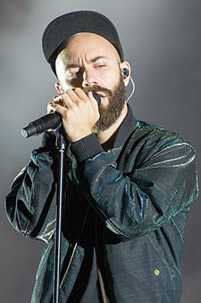 Woodkid při živém vystoupení v roce 2014