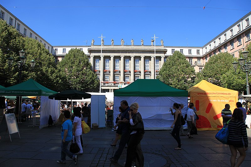 File:Wuppertal - Johannes-Rau-Platz - Bauernmarkt 2012 11 ies.jpg