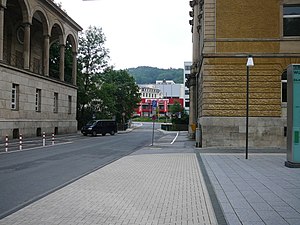 Im Vordergrund das Land- und Amtsgericht, die Brücke über den Nebenarm der Wupper und im Hintergrund, wo sich nun der Elektromarkt befindet, befand sich das Gefängnis Bendahl