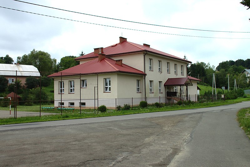 File:Wydrna, škola.jpg