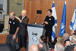 מימין לשמאל: ינקי מרגלית, שמעון פרס ויריב בש, דצמבר 2011