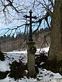 Čeština: Křížek mezi lipami u vsi Zátoň v okrese Prachatice. English: Wayside cross near the village of Zátoň, Prachatice District, South Bohemian Region, Czech Republic.