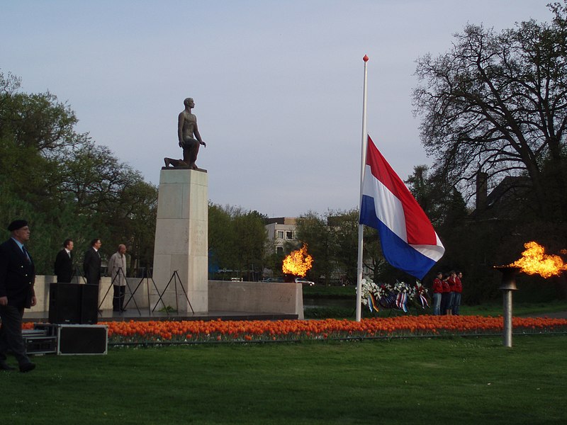 File:Zwolle Oorlogsmonument 4 MEI.JPG