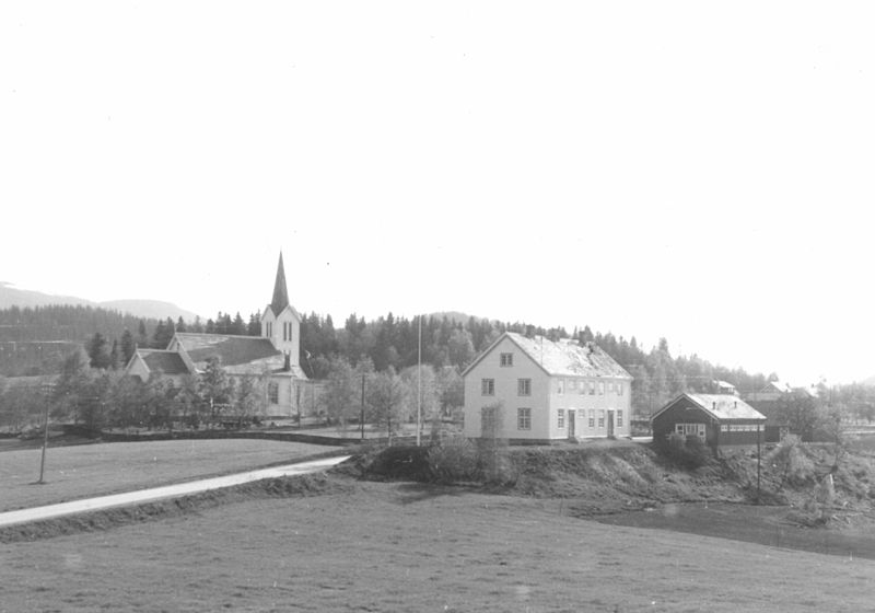 File:Åsen kirke og Heradshuset.jpg