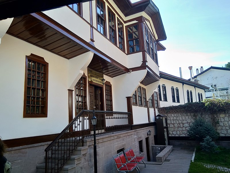 File:Şehzadeler Müzesi (2).jpg