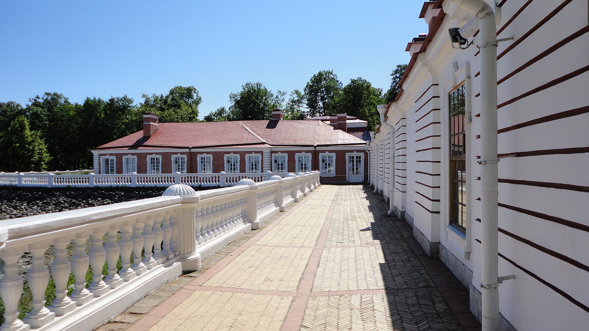 Монплезир чехов. Монплезир памятник.