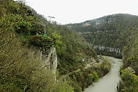 Vista do desfiladeiro de Ashkhtyr da caverna de Ashkhtyr
