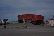 Mykola Ostrovskyin patsas ja museo.