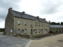 La mairie (ancienne école des garçons).