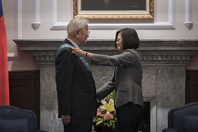 Morris Chang receiving the Order of Propitious Clouds with Special Grand Cordon from President Tsai Ing-wen