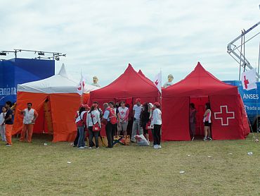 Voluntarios de la Cruz Roja brindando asistencia médica