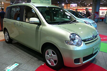 Tập tin:2006 Toyota Sienta 01.jpg