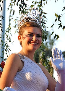 2010 Queen, Natalie Innocenzi, on January 1, 2010 2010RoseParadeQueenNatalieInnocenzi.jpg